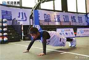 足球慈善赛如何避免只剩明星合影